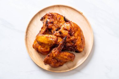 Masada ızgara ve ızgara tavuk.