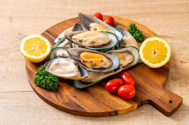 malzemelerle ahşap tahta üzerinde taze midye