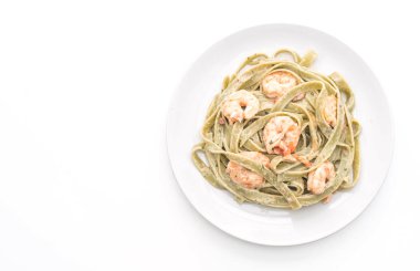 Beyaz arka plan üzerinde izole karides ile ıspanak fettuccini makarna