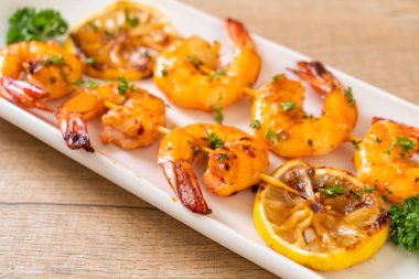 Limon - deniz ürünleri tarzı ile ızgara kaplan karides şiş