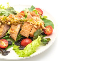 Beyaz arka plan üzerinde izole salata sebzeli ızgara tavuk