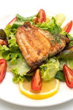 Beyaz arka plan üzerinde izole vagetable ile biftek ızgara balığı balık