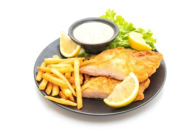 Beyaz arkaplanda balık ve cips izole