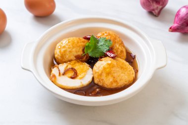 Tamarind soslu haşlanmış yumurta veya tatlı ve ekşi yumurta.