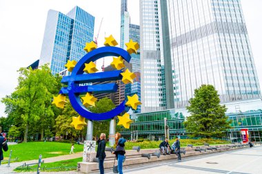 Frankfurt Am Main, Almanya - Eylül 2, 2018: Ünlü büyük Euro simgesi, Avrupa Merkez Bankası.