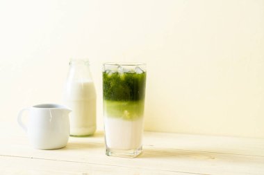 Buzlu kibrit yeşil sütlü latte.