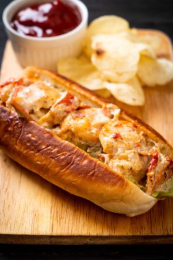 Ev yapımı ıstakoz rulo patates cipsi ile ahşap tahta üzerinde