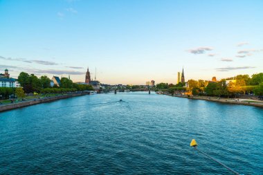Frankfurt am Main manzarası twilight saat sırasında.