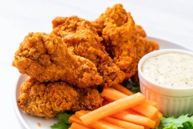 Sebzeli kızarmış tavuk kanadı.