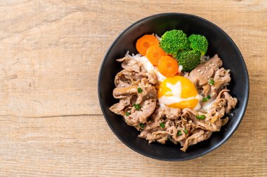 Donburi, domuz eti Pilav kasesi onsen yumurta ve sebze - Japon gıda tarzı