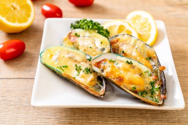 Peynirli taze midye.