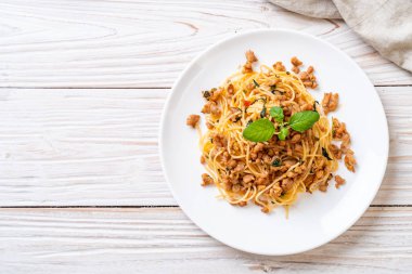 kıyılmış domuz eti ve fesleğen ile tavada kızartılmış acılı spagetti