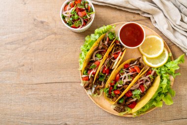 Meksika usulü et ve sebzeli taco.