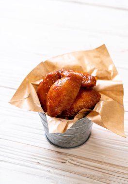 Barbekü tavuk kanadı sosu ile