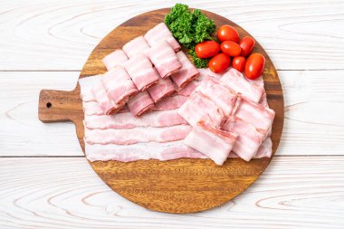 Ahşap tahta üzerinde çiğ domuz pastırma dilimlenmiş