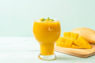 taze mango smoothies - sağlıklı yiyecek ve içecek konsepti
