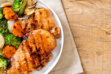 çukurunu tavuk göğsü biftek sebze (brokoli, havuç, soğan ile)