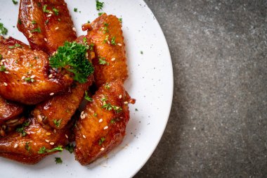 Beyaz susamlı ızgara tavuk kanadı.