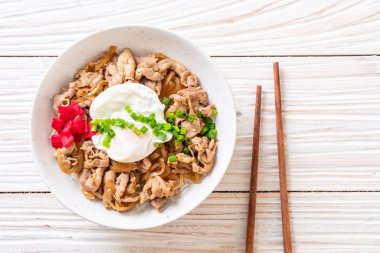 Yumurtalı domuz pirinci kasesi (Donburi) - Japon yemeği tarzı.