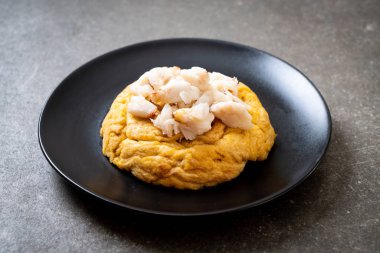 omlet Yengeç eti ve chili sos ile