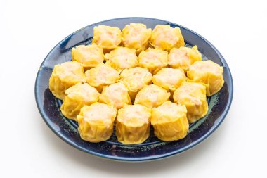 Karides Çince buğulanmış beyaz arka plan üzerinde izole hamur tatlısı