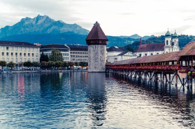 Tarihi kent merkezi, Lucerne (Luzern) İsviçre'deki ünlü Şapel Köprüsü ile.