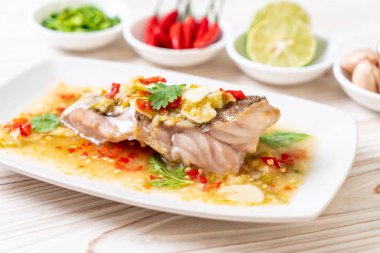 Kireç soyunma - orfoz balığı fileto Chili Lime Soslu buğulama Asya gıda tarzı