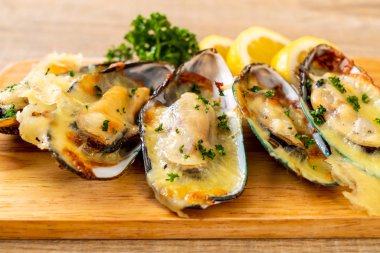 Peynirli taze midye.