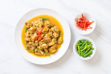 Fried yengeç ile toz köri - Tayland mutfağı