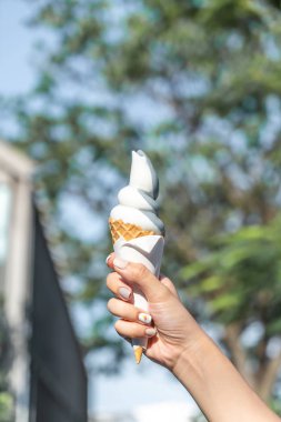 Yumuşak dondurma külahı ile gökyüzü arka plan