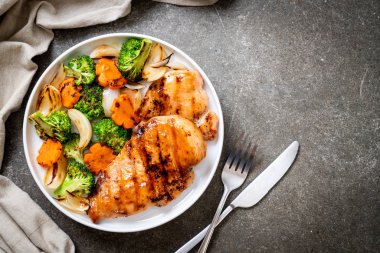 çukurunu tavuk göğsü biftek sebze (brokoli, havuç, soğan ile)