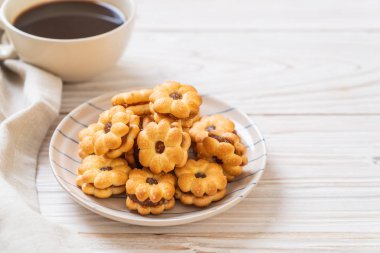 Hindistan cevizli bisküvi ve ananas reçeli.