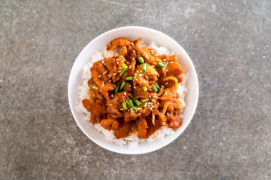 Baharatlı Kore sos (bulgogi) üst pirinç - Kore yemeği tarzı ile kızarmış domuz eti