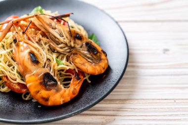 ızgara karides ve domates - İtalyan Füzyon gıda tarzı ile tavada kızartılmış spagetti