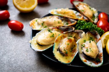 Peynirli taze midye.