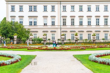 Salzburg, Avusturya - 30 Ağustos 2018: Mirabell Sarayı ve bahçeleri yürüyüş mesafesinde turistler