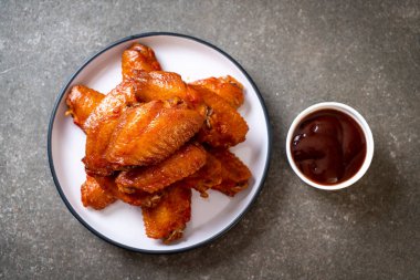 Barbekü tavuk kanadı sosu ile