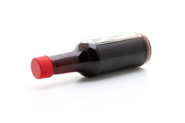 Beyaz arka plan üzerinde izole teriyaki soya sosu şişe