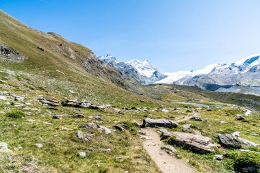 İsviçre, Zermatt 'taki Matterhorn zirvesi manzaralı güzel bir dağ manzarası..