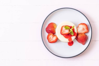 taze çilek - sağlıklı yemek ve tatlı ile yoğurt puding
