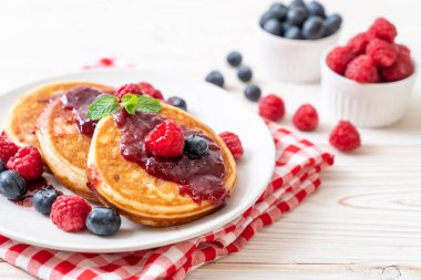 Taze ahududu ve yabanmersinli gözleme.