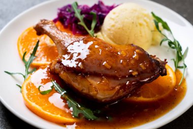 Portakal soslu biftek kızarmış ördek bacak