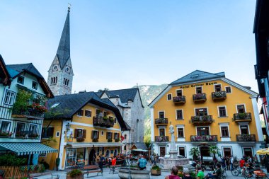 Hallstatt, Avusturya - 29 Ağustos 2018: kasaba meydanında Hallstatt, Avusturya. Hallstatt Avusturya Alplerinde Hallstatter gölde bulunan ve Unesco Dünya Mirası bölgeye göre terfi tarihi köydür.