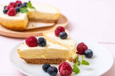 Ev yapımı cheesecake taze ahududu ve yaban mersini ile