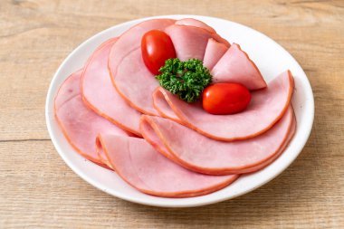 tabağa dilimlenmiş jambon füme