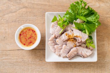 Soslu ve sebzeli haşlanmış balık sosu.