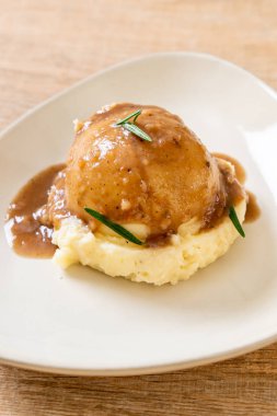 Ev yapımı soslu patates püresi.