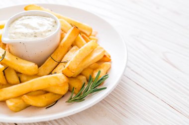 Soslu patates kızartması - sağlıksız yemek.