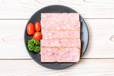 dilimlenmiş taze çiğ pastırma Barbekü