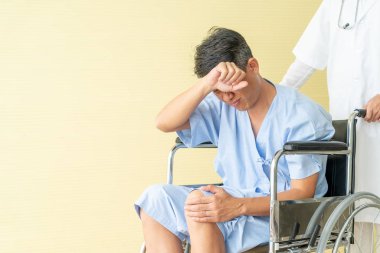 Diz ağrısı ile-Asya kıdemli hasta tekerlekli sandalye seçici odak noktası